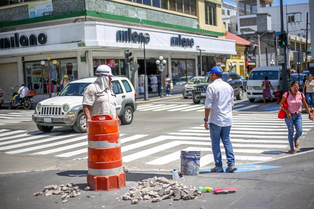 Supervisa Pepe Schekaibán Colocación de Pasos Peatonales en el&nbsp;Municipio