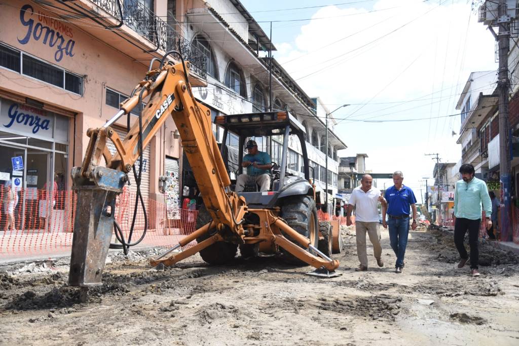 Supervisa Chucho Nader Obra de Repavimentación en la Zona&nbsp;Centro