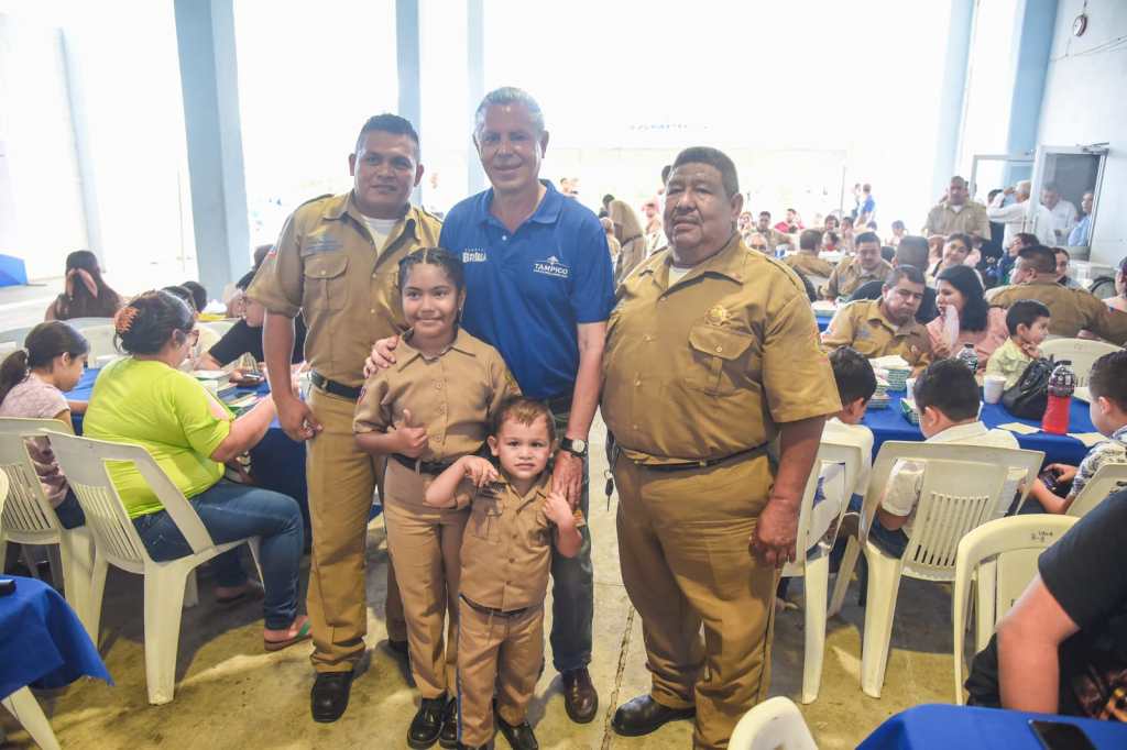 Con Bono Económico, Festeja Chucho Nader a&nbsp;Bomberos.