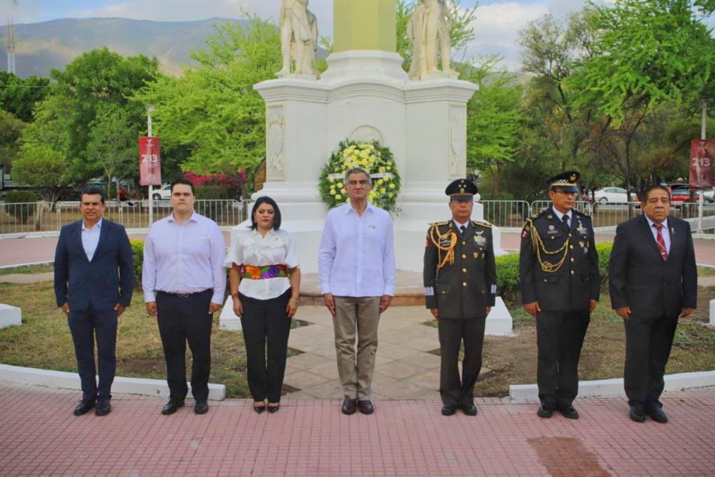 Rinde alcalde junto a gobernadorhonor a héroes de la&nbsp;Independencia.