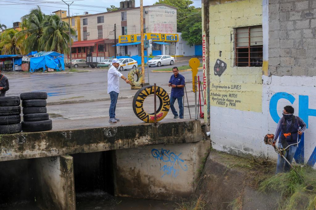 Supervisa Pepe Schekaibán limpieza de la red de canales pluviales en&nbsp;Tampico