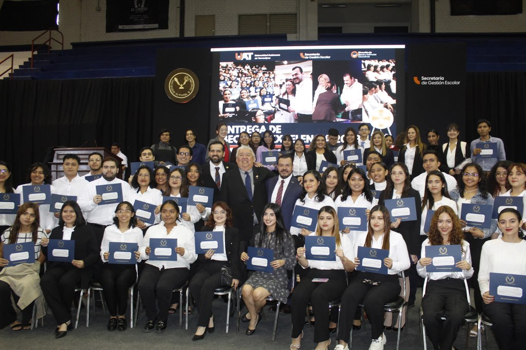 Entrega UAT becas a sus estudiantes de&nbsp;excelencia