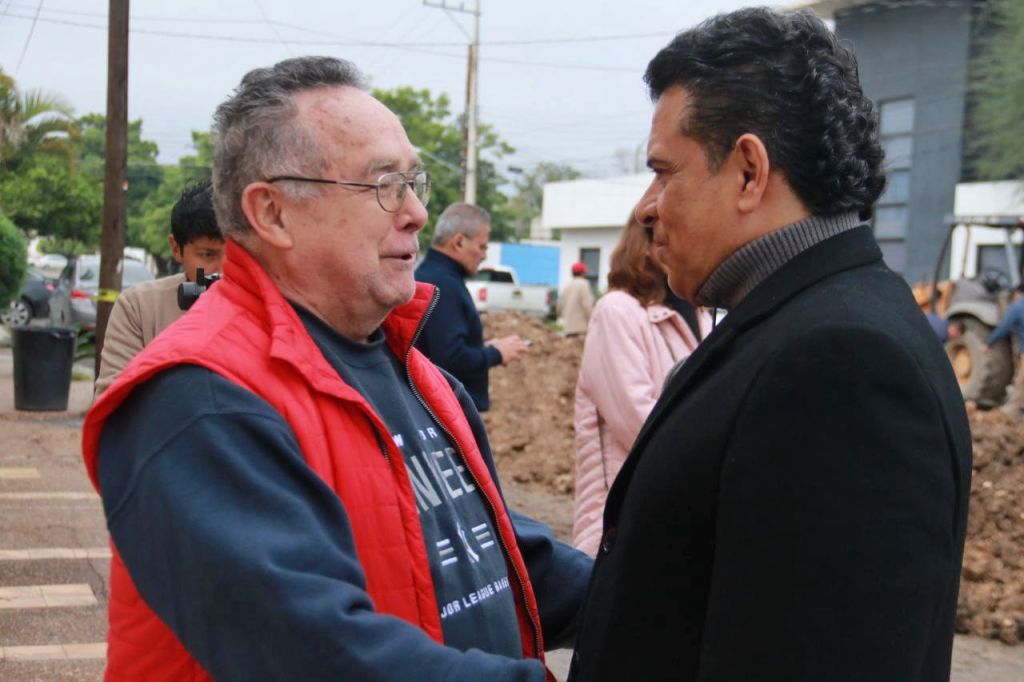 En compañía de vecinos, presidente municipal de Victoria supervisa obras de drenaje&nbsp;sanitario.