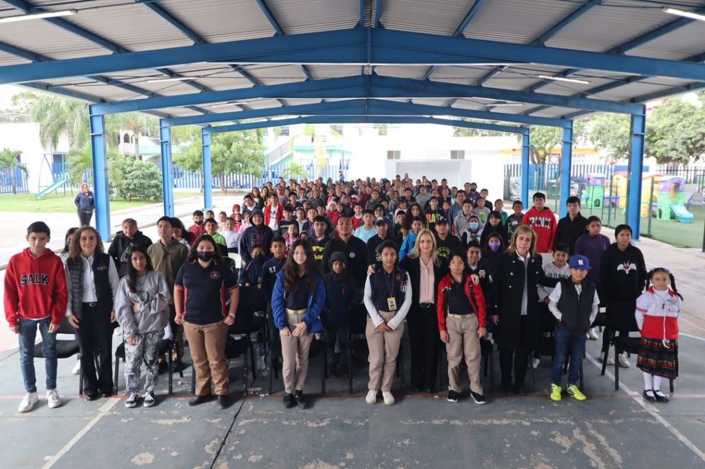 Entrega Aída Féres de Nader Becas a Niños y Adolescentes del Programa&nbsp;Pannarti