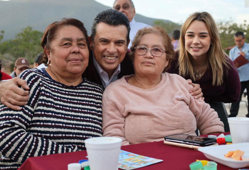 Inician Lalo y Lucy nuevo año conviviendo con familias de El&nbsp;Mirador.