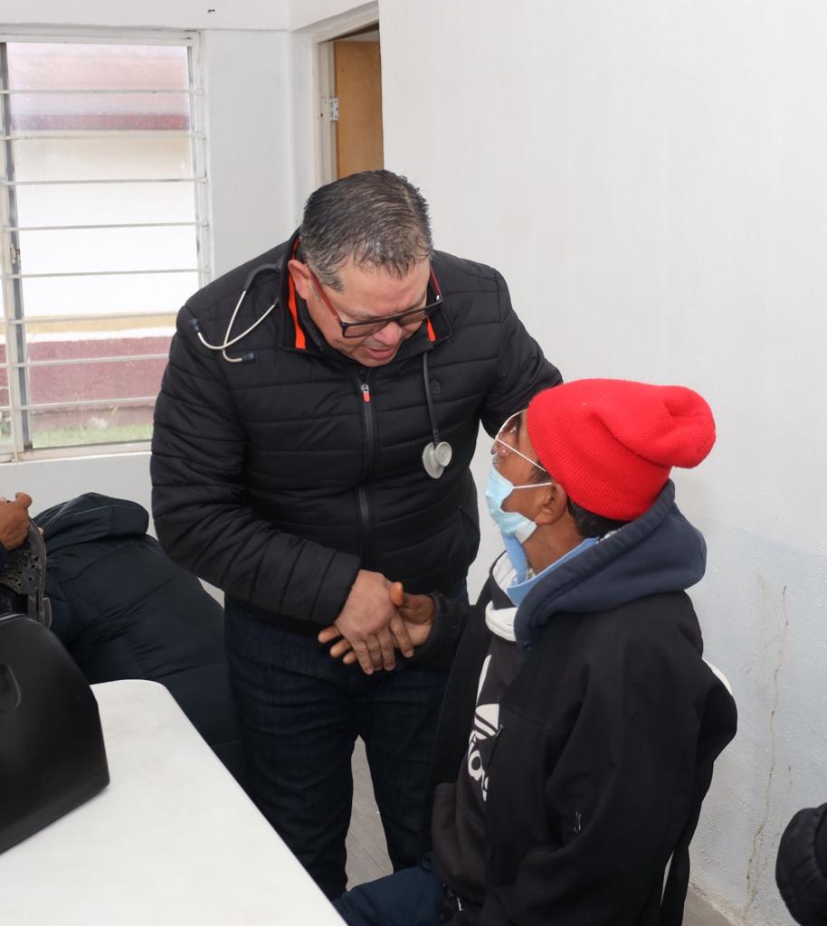 Visita Lalo Gattás albergues y recorre calles en auxilio de personas vulnerables al&nbsp;frío