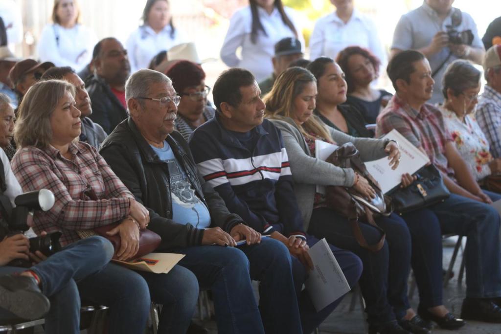 Encabeza alcalde entrega deescrituras a familias&nbsp;victorenses