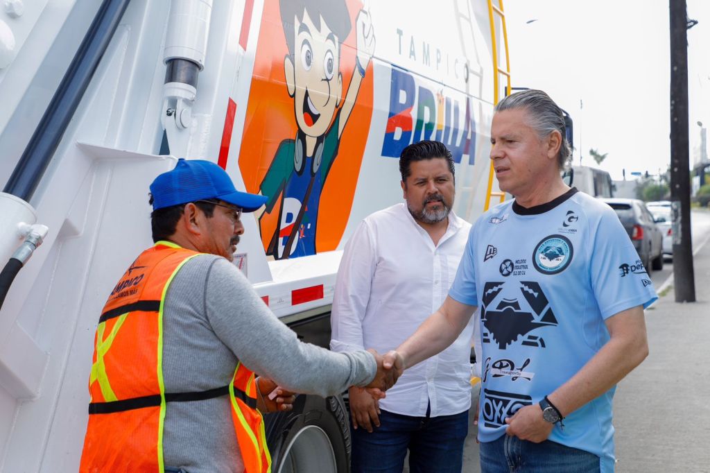 Entrega Chucho Nader Dos Nuevos Camiones Recolectores de&nbsp;Basura