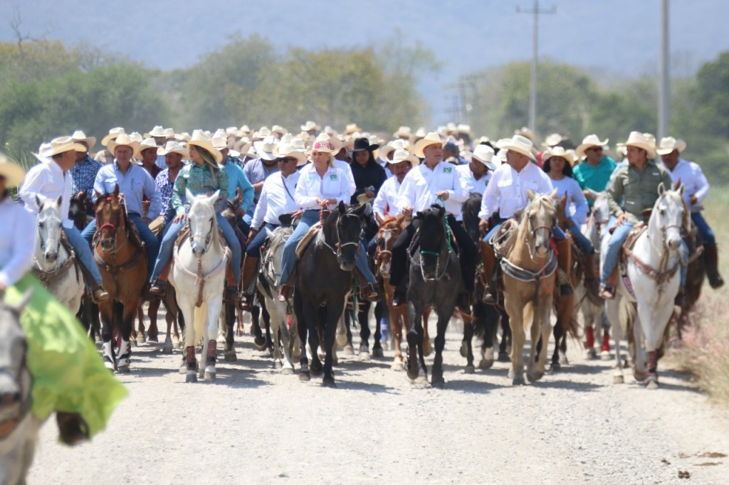 Hombres y mujeres de a caballo dan su respaldo a&nbsp;Geño.