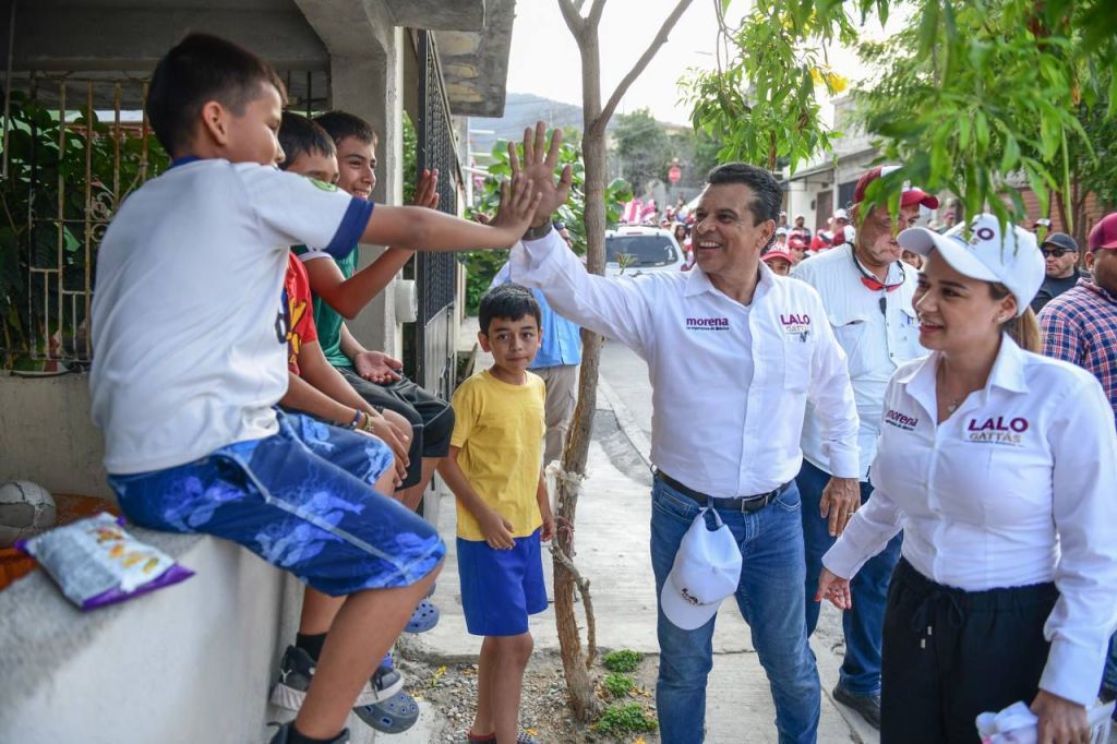 Vecinos de la EnriqueLara y Amalia G. van conLalo por su&nbsp;reelección.