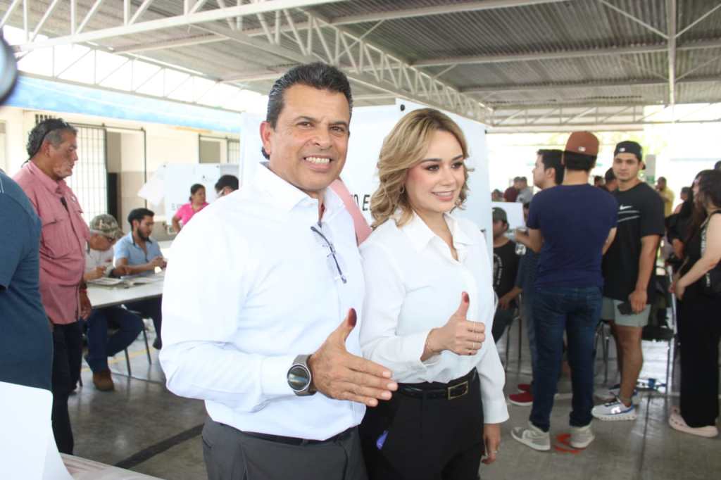 Emite sufragio al Candidato a la Alcaldía Eduardo Gattás&nbsp;Baez.