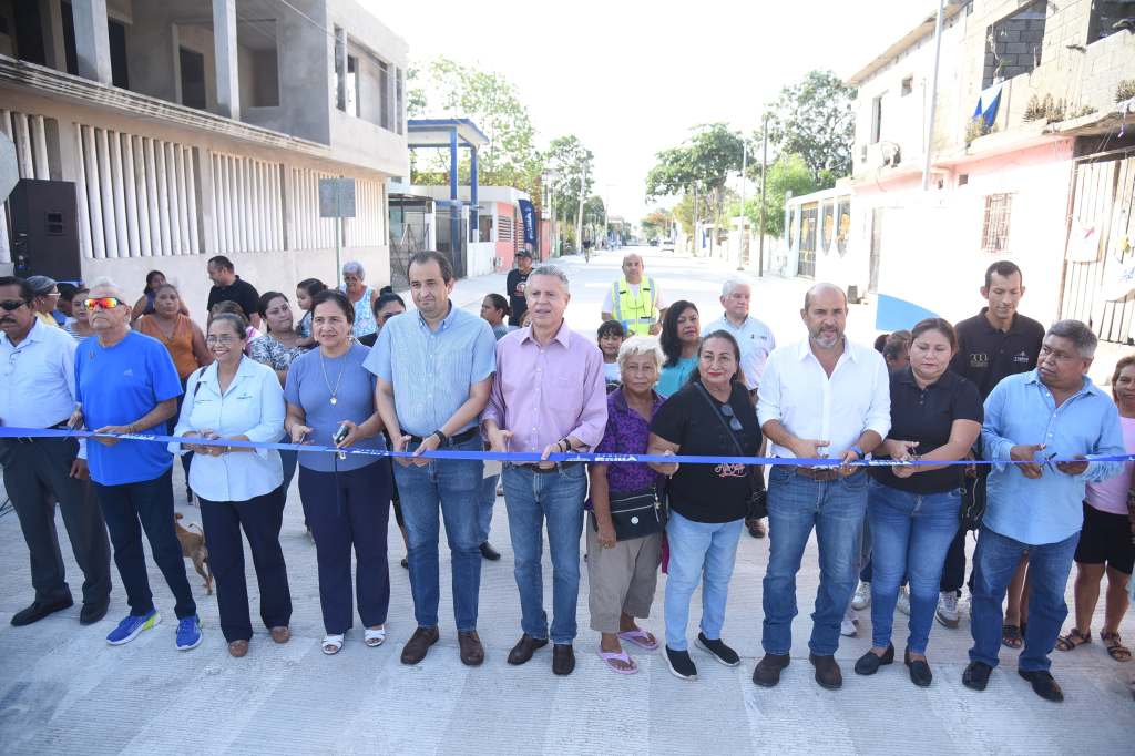 Entrega Chucho Nader más Obras de Pavimentación en la&nbsp;Borreguera
