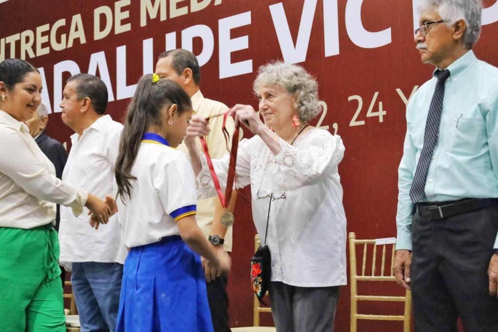 Reconoce Municipio aalumnos y maestros conmedalla «Guadalupe&nbsp;Victoria»