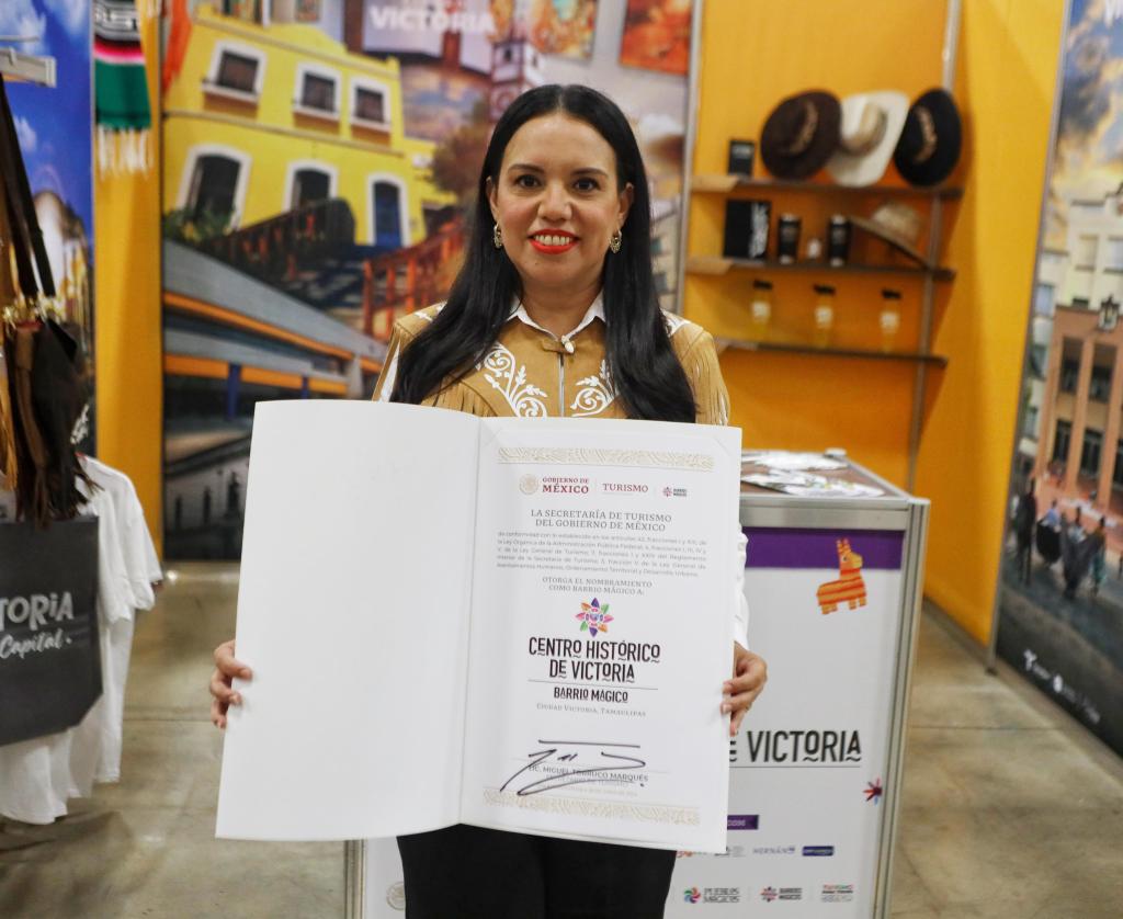 Recibe Gobierno de Victoriacertificado de Barrio Mágicoen Tianguis&nbsp;Internacional.