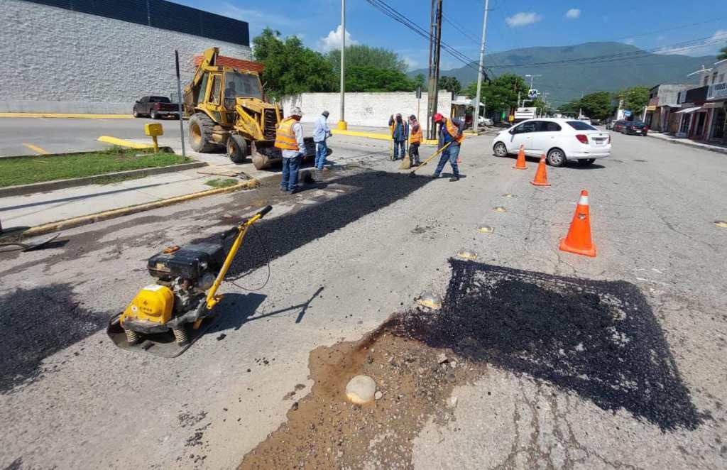 Con material reciclado yde manera preventivareparan baches en&nbsp;Victoria.