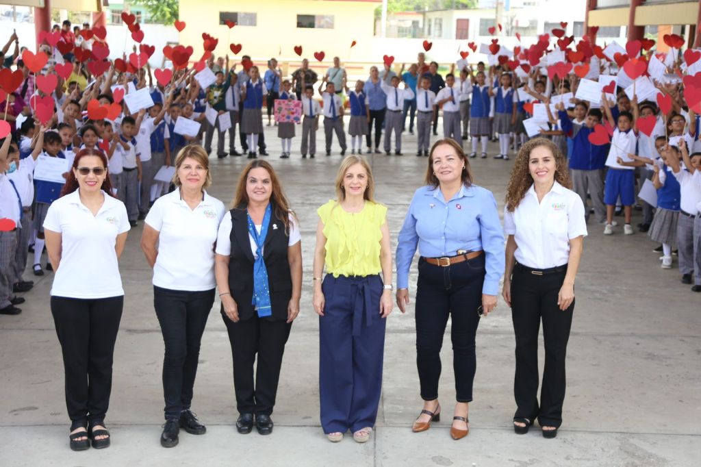 Preside Aída Féres de Nader Clausura del Programa «Transformando&nbsp;Corazones»