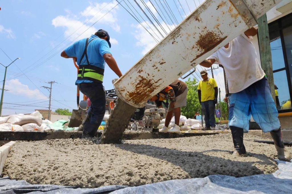 Obras de pavimentacióny bacheo de calles enVictoria no se&nbsp;detienen.