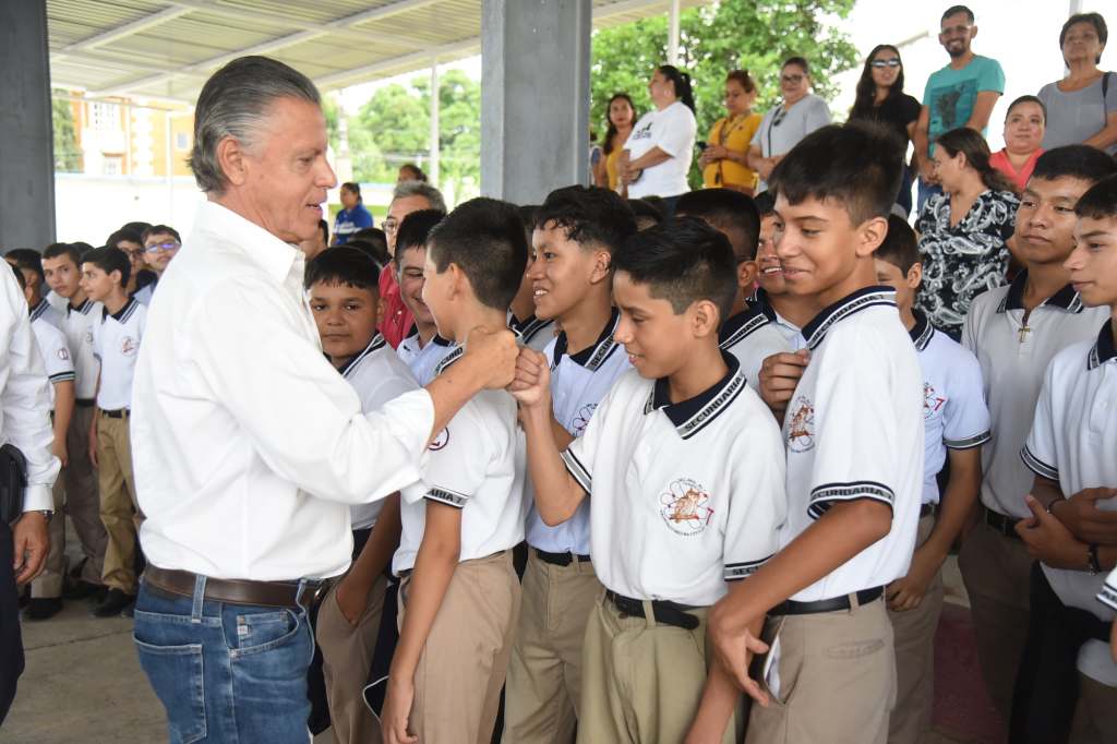 Entrega Chucho Nader Techumbre y Gradas en la Secundaria «Medina&nbsp;Cedillo