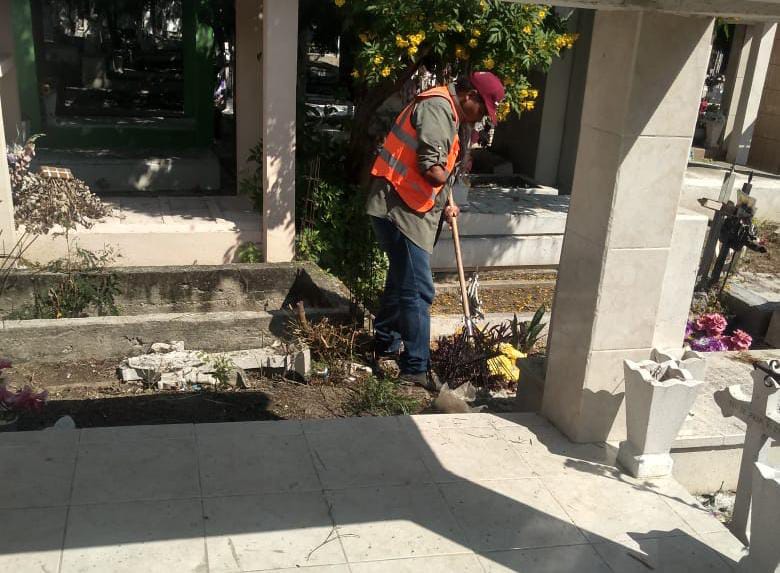 Trabaja Gobierno en limpiezade panteones&nbsp;municipales