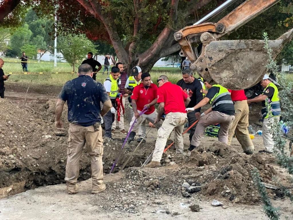 Rescatan con Vida a Trabajador, atrapado en&nbsp;Zanja.