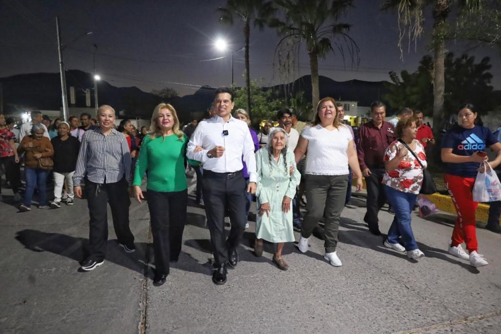 Cumple Municipio a vecinos de laEnrique Cárdenas con&nbsp;alumbrado.