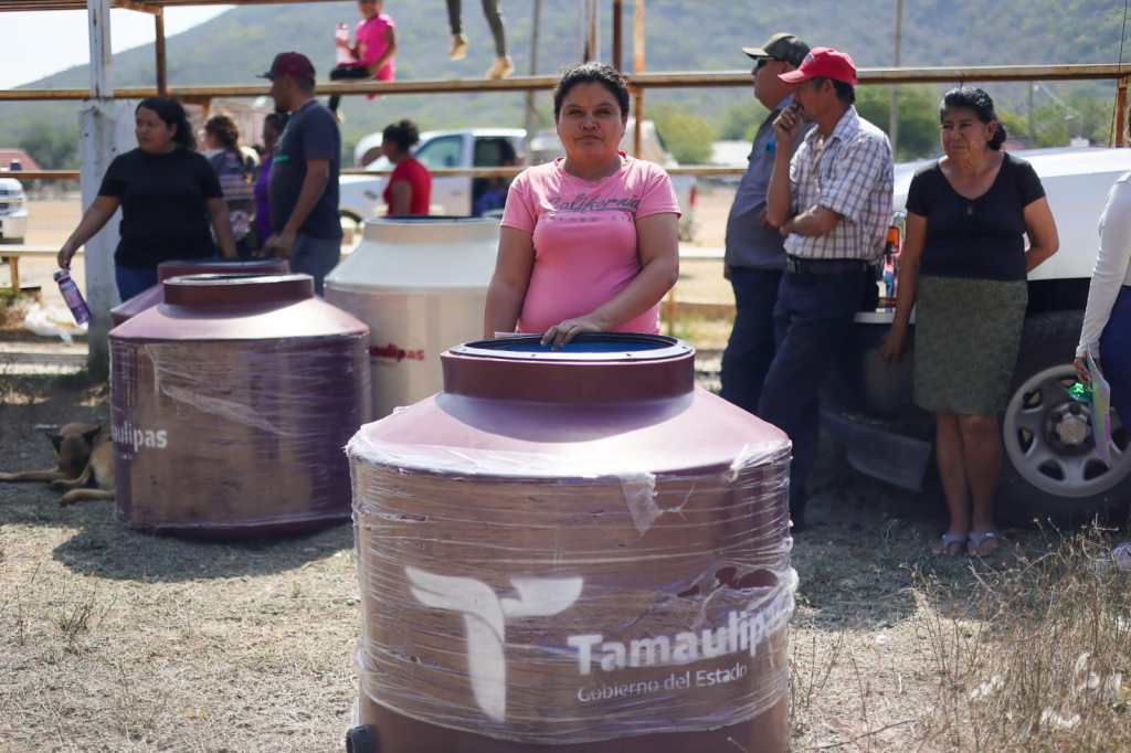Lleva SEBIEN tinacos a Villa de&nbsp;Casas.