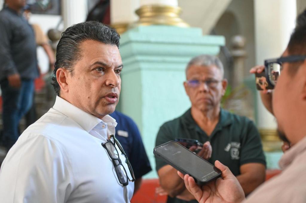 Agradece alcalde al gobernador, por inicio de instalación de semáforos&nbsp;inteligentes.