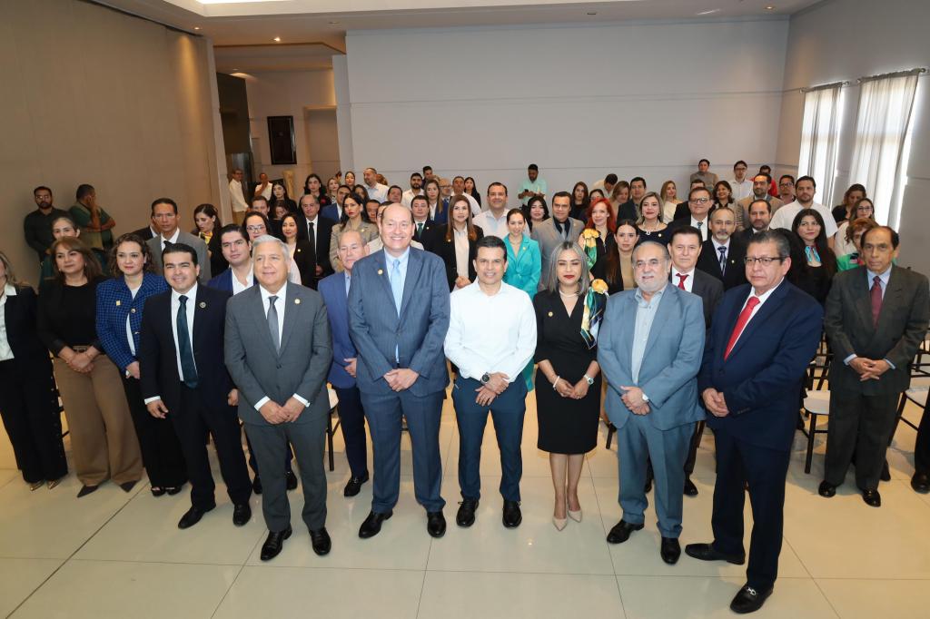 Se compromete LaloGattás a trabajar conel sector&nbsp;inmobiliario.