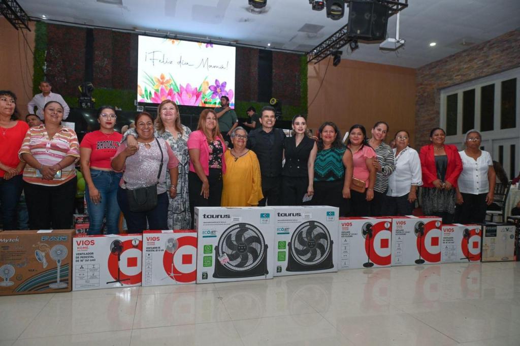 Festejan Lalo y Lucy alas mamás&nbsp;victorenses.