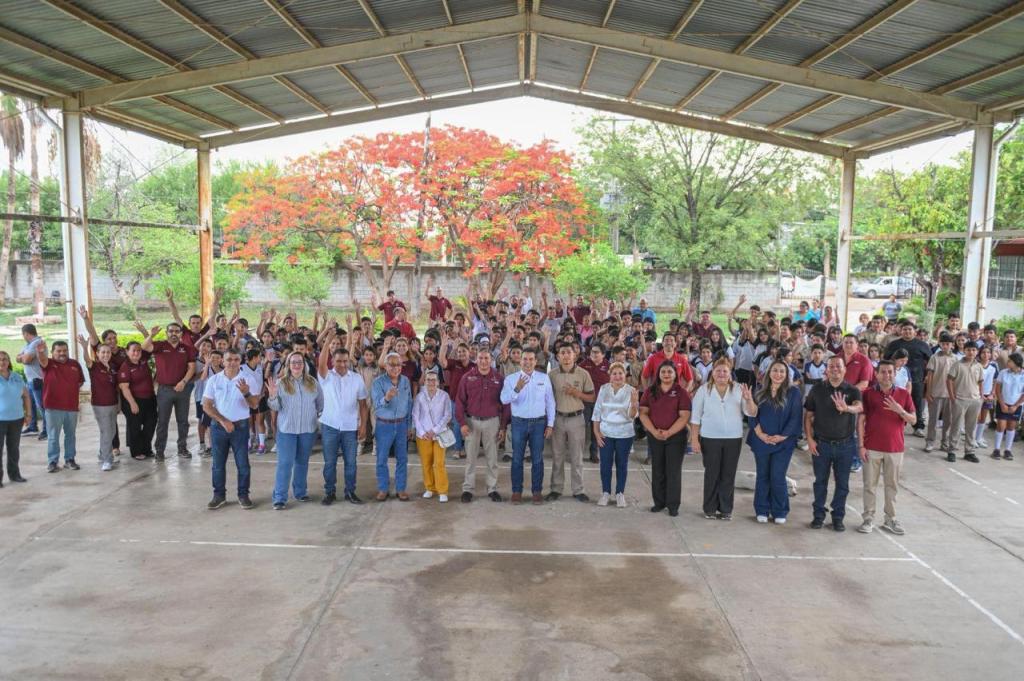 Entrega presidente Gattás aulaa secundaria del ejido La&nbsp;Presa