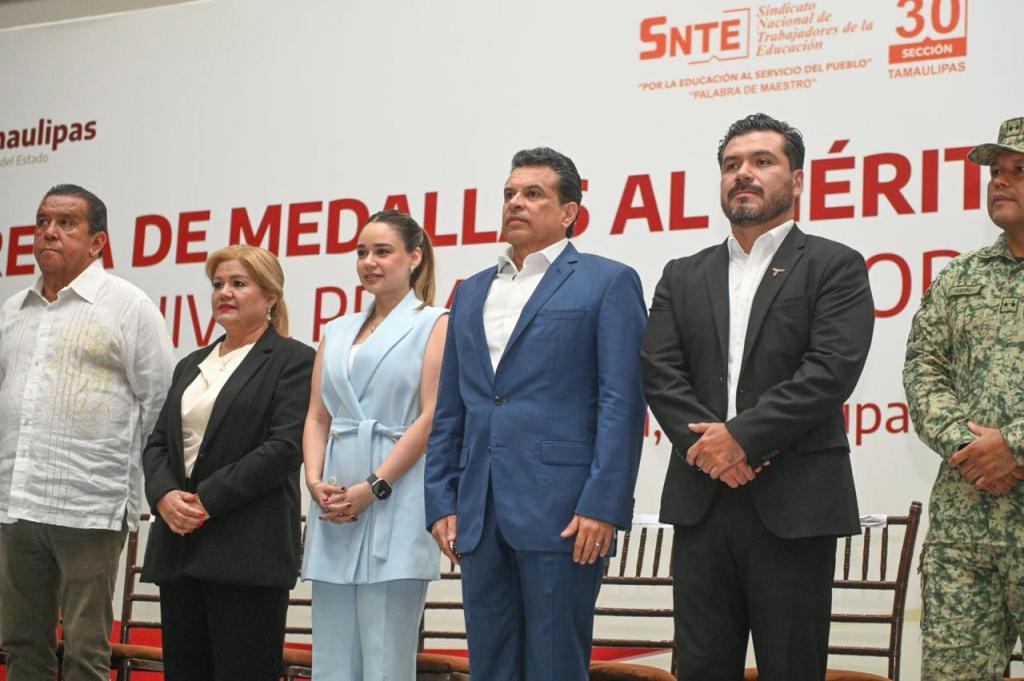 Entrega alcalde medallaGuadalupe Victoria a 163estudiantes de&nbsp;excelencia.