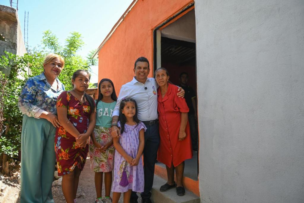 Entrega Lalo Gattás vivienda a familia de la Esfuerzo&nbsp;Popular.