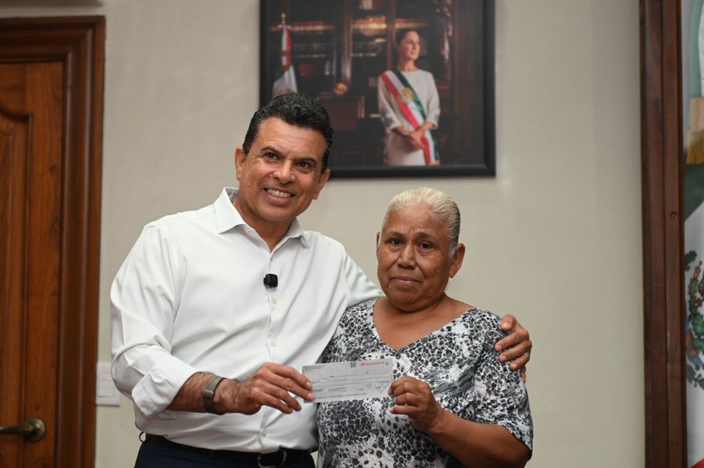 Entrega Lalo Gattás seguropor incendio de viviendaa ciudadana&nbsp;afectada.