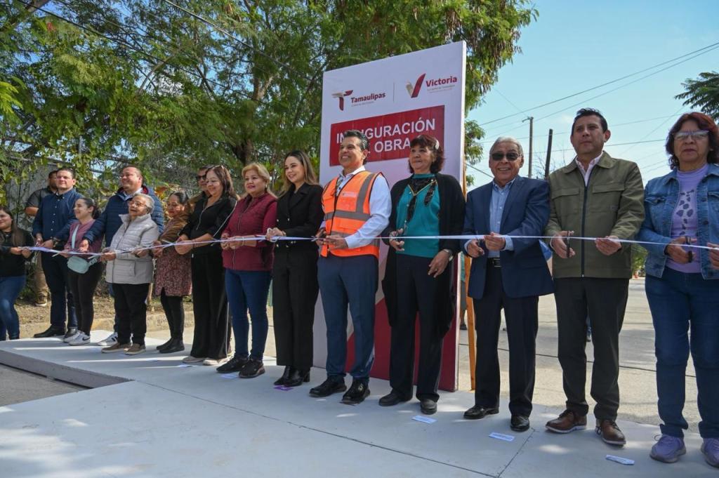 Inaugura Lalo Gattás calles de concreto hidráulico en la colonia Obrera.