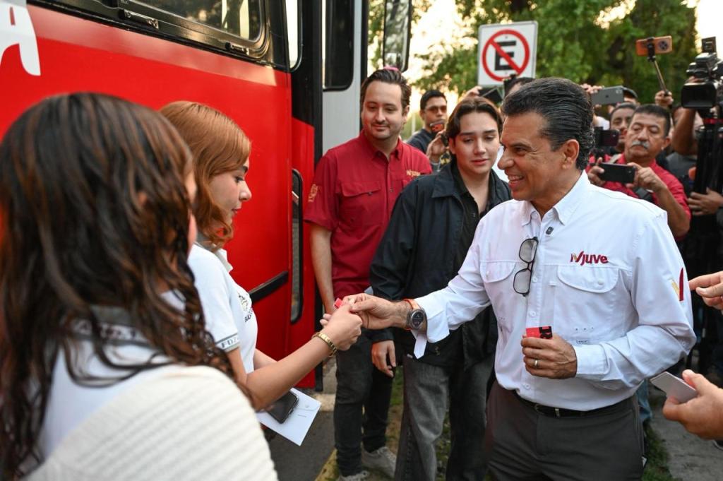 Entrega Lalo Gattás tarjetas de transporte escolar&nbsp;gratuito.