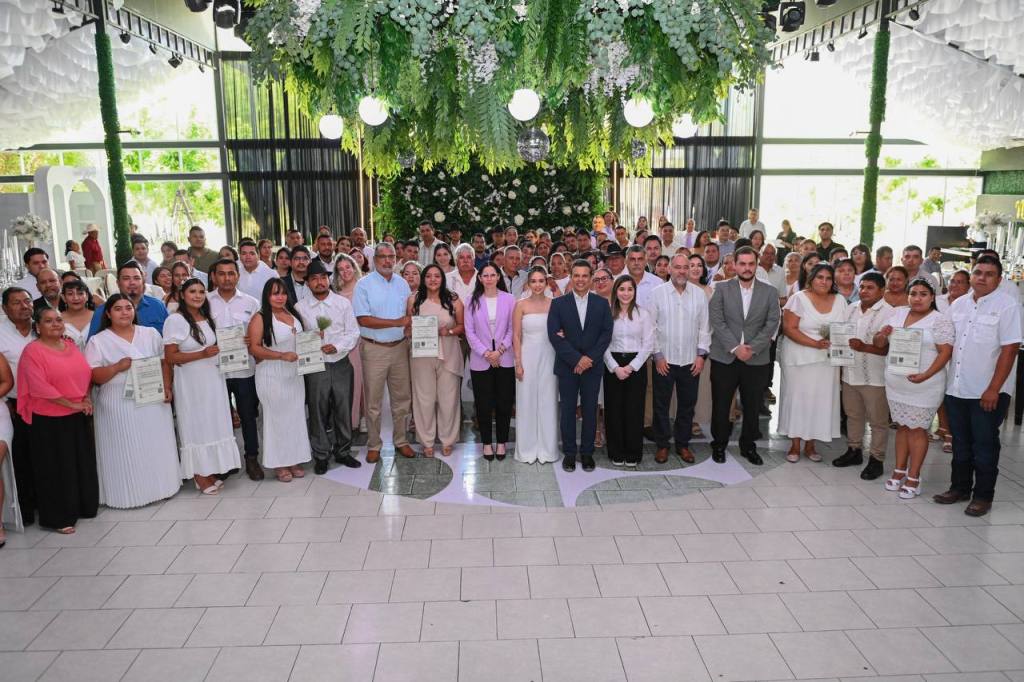 Apadrinan Lucy y Lalo Gattás a 72 matrimonios en ceremonia colectiva del&nbsp;DIF.